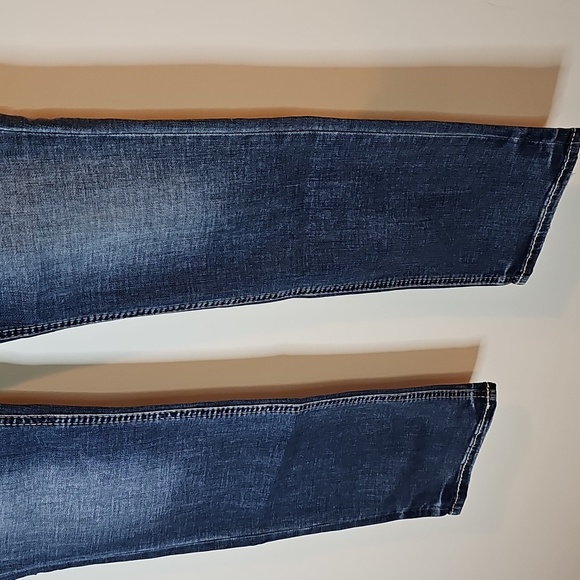 Silver Elyse 28x30 Mid Rise Curvy Straight Leg Jeans - Picture 3 of 8